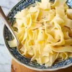 Amish Ei-Nudeln in einer Schüssel, ideal für verschiedene Rezepte