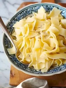 Amish Ei-Nudeln in einer Schüssel, ideal für verschiedene Rezepte