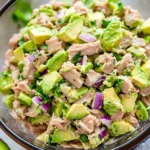 Avocado Thunfischsalat in einer dekorativen Schüssel mit frischen Zutaten
