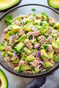 Avocado Thunfischsalat in einer dekorativen Schüssel mit frischen Zutaten