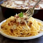 Bacon-Creme-Käse gebackene Spaghetti mit knusprigem Speck und cremiger Sauce