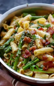 Bacon Spargel Cajun Pasta serviert in einer eleganten Schüssel