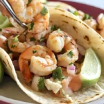 Köstliche Baja-Garnelen-Tacos mit frischen Zutaten und Salsa.