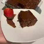 Leckere und saftige Brownies auf einem Teller serviert