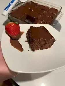 Leckere und saftige Brownies auf einem Teller serviert