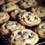 Leckere Schokoladenkekse auf einem Teller, frisch gebacken