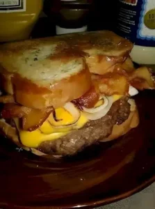 Big Mac French Toast mit frischen Zutaten serviert auf einem Teller