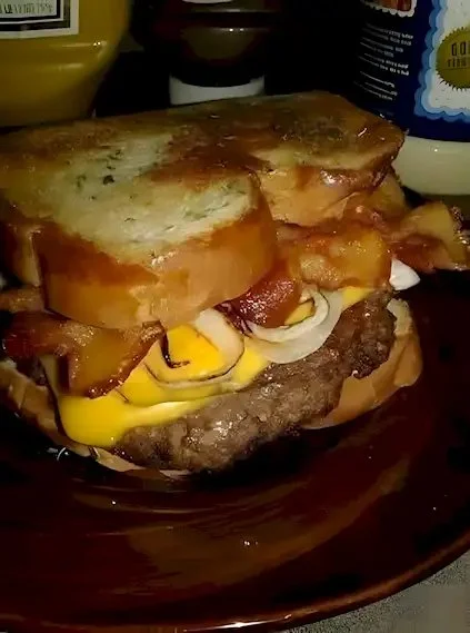 Big Mac French Toast mit frischen Zutaten serviert auf einem Teller