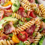 Leckeres BLT Pasta Salat mit Speck, Tomaten und frischem Gemüse