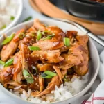 Bourbon-Hühnchen mit würziger Marinade auf einem Teller angerichtet