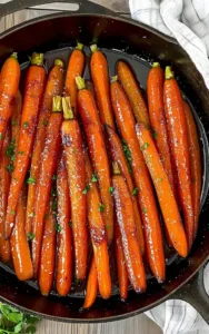 Braun Zucker Honig Glasierte Karotten auf einem Teller serviert