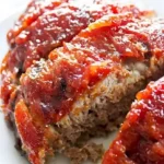 Saftiger Hackbraten mit braunem Zucker auf einem Teller serviert.