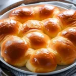 Weiche und buttrige Briochebrötchen frisch gebacken auf einem Teller