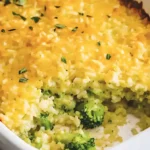 Leckerer Brokkoli-Reis-Auflauf serviert in einer Auflaufform.