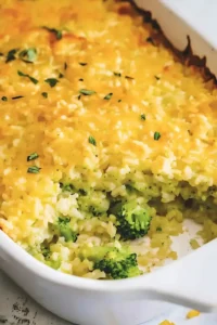 Leckerer Brokkoli-Reis-Auflauf serviert in einer Auflaufform.