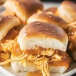 Buffalo-Hühnchen-Slider auf einem Teller serviert