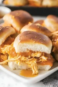 Buffalo-Hühnchen-Slider auf einem Teller serviert