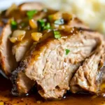 Slow-Cooker Mississippi-Schweinebraten auf einem Teller serviert