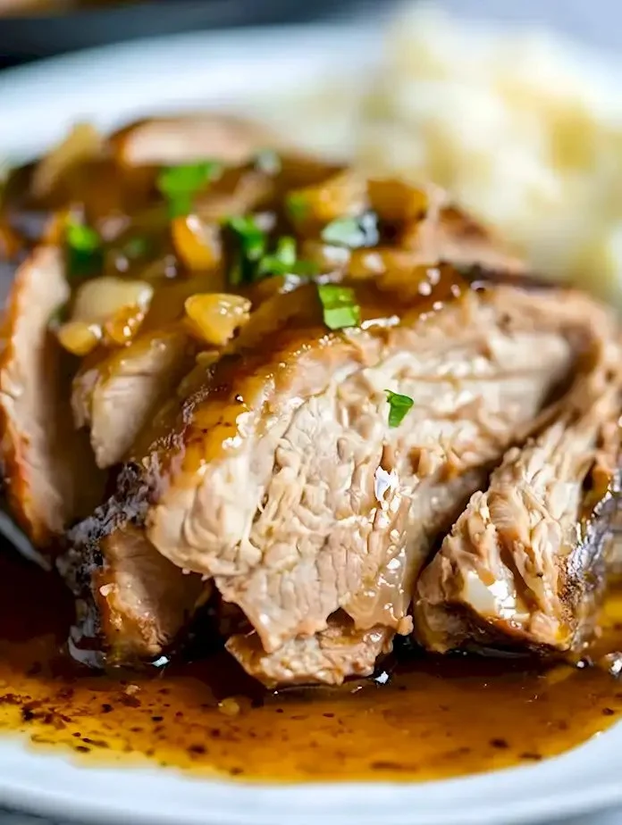 Slow-Cooker Mississippi-Schweinebraten auf einem Teller serviert