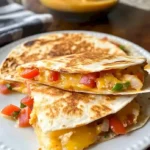Leckere Frühstücks-Quesadillas mit Eiern und Gemüse auf einem Teller