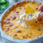 Gebackener mexikanischer Käse-Dip in einer Schüssel serviert.