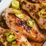 Gebackenes Mississippi-Hühnchen auf einem Teller, serviert mit Beilagen.