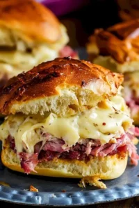 Gebratene Reuben-Slider auf einem Teller serviert