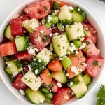 Bunter Gemüsesalat mit frischem Gemüse und Dressing