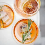 Erfrischender Zitrus-Spritzer-Mocktail mit frischen Zitrusfrüchten und Sprudelwasser.