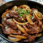 Leckeres Rinderleber-Gericht mit Zwiebeln in der Pfanne zubereitet.