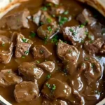 Rinderwürfel mit Sauce auf einem Teller serviert