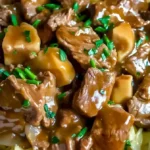 Rindfleisch und Nudeln in einer reichhaltigen Sauce auf einem Teller