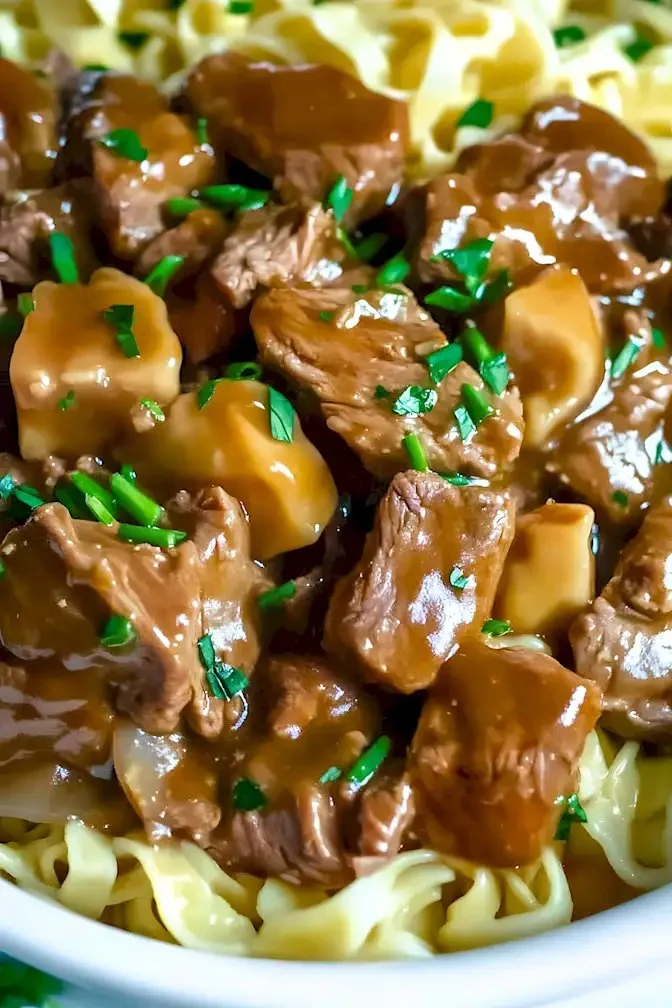 Rindfleisch und Nudeln in einer reichhaltigen Sauce auf einem Teller