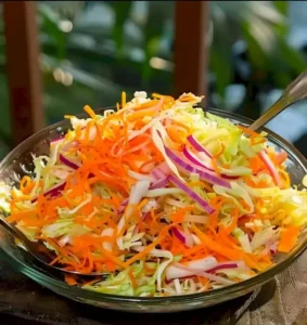 Bunter Fettverbrennungs-Salat mit frischen Zutaten für Gewichtsverlust