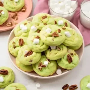 Leckere Watergate-Kekse auf einem Teller serviert.