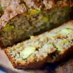 Zucchini-Ananas-Brot frisch gebacken auf einem Holzbrett