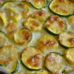 Zucchini und gelbe Zucchini Au Gratin in einer Auflaufform