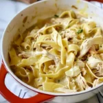 Amish-Hühnchen mit Nudeln auf einem Teller serviert