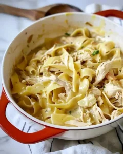 Amish-Hühnchen mit Nudeln auf einem Teller serviert