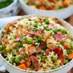 Leckeres Bacon-Brat-Reis Gericht in einer Pfanne zubereitet