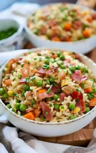 Leckeres Bacon-Brat-Reis Gericht in einer Pfanne zubereitet