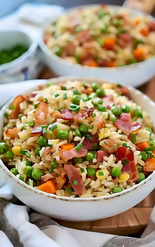 Leckeres Bacon-Brat-Reis Gericht in einer Pfanne zubereitet