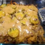 Leckere Big Mac Auflauf mit saftigen Zutaten und Käse überbacken