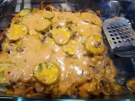 Leckere Big Mac Auflauf mit saftigen Zutaten und Käse überbacken