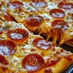 Leckerer Bubble Up Pizza Auflauf mit Käse und buntem Gemüse