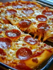 Leckerer Bubble Up Pizza Auflauf mit Käse und buntem Gemüse