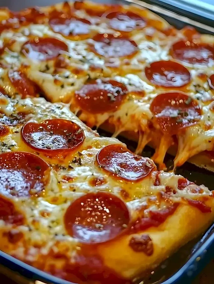 Leckerer Bubble Up Pizza Auflauf mit Käse und buntem Gemüse