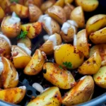 Buffalo-Ranch Kartoffeln auf einem Teller, garniert mit frischen Kräutern