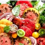 Burrata-Platte für Feinschmecker mit frischem Brot und aromatischen Zutaten