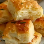 Frisch gebackene Butter-Schwimmkekse auf einem Teller